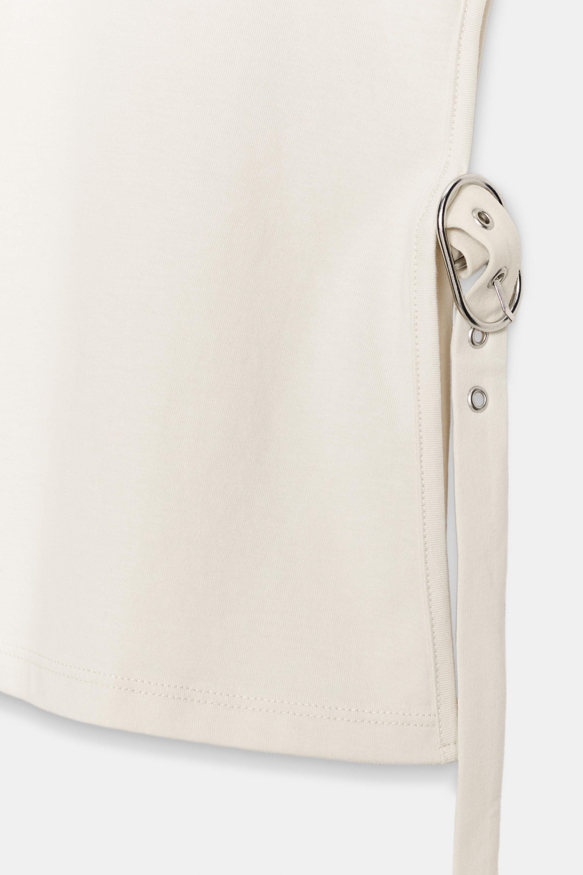 BUCKLE OPENING T-SHIRT
